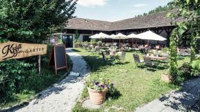 Seasonal and regional specialities are served in the remise of the Oberambach manor on Lake Starnberg.