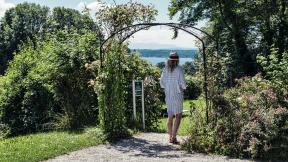 Vom parkähnlichen Garten des Schlossguts bieten sich weite Ausblicke ins Voralpenland und auf den Starnberger See