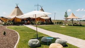 Tipi-Zelt und Garten 