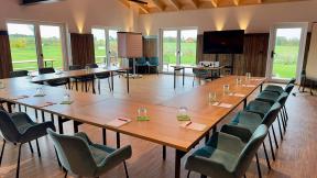 Tagungsbungalow mit Betuhlung für eine Tagung