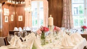 Wirtsstube im denkmalgeschützten Herrenhaus Wirtsstube im denkmalgeschützten Herrenhaus