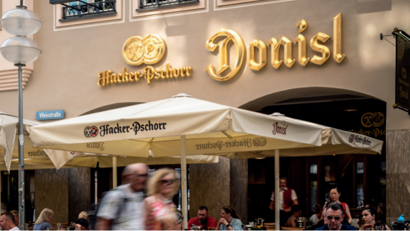 Welcome to Donisl, your Bavarian oasis in the middle of Munich! Immerse yourself in the cozy atmosphere and let yourself be enchanted by traditional Bavarian hospitality. At Donisl you can expect not only a rich selection of delicious food, but also a wide range of refreshing drinks: from traditional beer to exquisite wines. Our cuisine combines the best of Bavarian tradition with modern culinary influences to offer you an unforgettable taste experience.