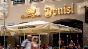 Welcome to Donisl, your Bavarian oasis in the middle of Munich! Immerse yourself in the cozy atmosphere and let yourself be enchanted by traditional Bavarian hospitality. At Donisl you can expect not only a rich selection of delicious food, but also a wide range of refreshing drinks: from traditional beer to exquisite wines. Our cuisine combines the best of Bavarian tradition with modern culinary influences to offer you an unforgettable taste experience.
