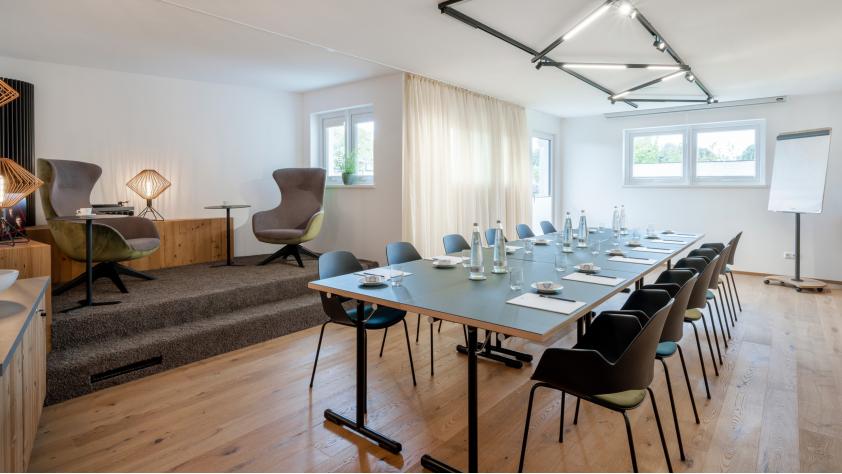 Tagungsraum mit Lounge und Zugang zur Terrasse