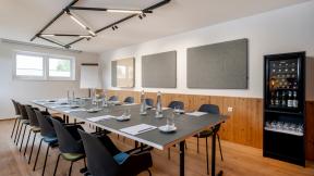 Bestuhlungsform Block, Filzpinnwände, Whiteboard, Flipchart und Beamer