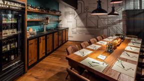 Der Tasting Room bietet Platz für bis zu 12 Personen und ist ideal für Meetings, Workshops oder Verkostungen im kleinen, exklusiven Rahmen.