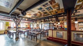 Die Brennerei bzw. Abfüllerei bietet Platz für bis zu 60 Personen und verbindet historischen Industriecharme mit moderner Ausstattung. Der Raum eignet sich besonders für stilvolle Veranstaltungen und Tagungen mittlerer Größe.