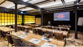 Der Raum „Callista“ ist für Veranstaltungen mit bis zu 40 Personen ausgelegt und eignet sich ideal für Seminare, Schulungen und kleinere Tagungen. Flexible Bestuhlung und moderne Technik sorgen für eine angenehme Arbeitsatmosphäre.