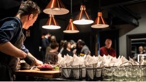 Ein besonderes Highlight sind die angebotenen Kochkurse, bei denen Gäste selbst aktiv werden können. Unter professioneller Anleitung werden verschiedene Gerichte zubereitet und anschließend gemeinsam genossen. Diese interaktiven Erlebnisse eignen sich ideal als Teamevent oder Rahmenprogramm und verbinden Genuss mit gemeinsamer Aktivität.