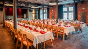 Der Brausaal eignet sich ideal für Abendveranstaltungen mit bis zu 160 Personen und bietet ein besonderes Ambiente in historischem Brauereistil. Mit Bühne, moderner Licht- und Tontechnik sowie großzügiger Fläche ist er perfekt für Feiern, Firmenevents oder Abendprogramme. Die Kombination aus Atmosphäre und professioneller Ausstattung sorgt für ein unvergessliches Eventerlebnis.