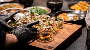 Das kulinarische Angebot bei Maisel & Friends überzeugt durch hochwertige, kreative Küche mit regionalen und internationalen Einflüssen. Die Speisen werden frisch zubereitet und können individuell auf Veranstaltungen abgestimmt werden – vom Buffet bis zum gesetzten Dinner. Dabei wird besonderer Wert auf Qualität, Geschmack und ein stimmiges Gesamterlebnis gelegt.