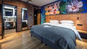 Die Zimmer im Liebesbier Urban Art Hotel von Maisel & Friends sind individuell von internationalen Urban-Art-Künstlern gestaltet und jedes ein echtes Unikat. Insgesamt stehen  66 Zimmer nzur verfügung, die modernes Design mit hochwertiger Ausstattung wie Smart-TV, WLAN und digitalem Check-in verbinden. So entsteht ein einzigartiges Übernachtungserlebnis zwischen Kunst und Komfort.