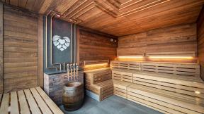 Der Wellnessbereich bietet Gästen eine moderne Panorama-Sauna sowie einen Fitnessbereich zur Entspannung und Erholung. Besonders hervorzuheben ist der Blick aus der Sauna auf das Brauereigelände, der das Erlebnis einzigartig macht. Nach einem ereignisreichen Tag können Gäste hier perfekt abschalten und neue Energie tanken.