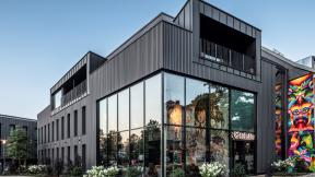 Die Architektur des Hotels kombiniert historische Brauereigebäude mit modernen Elementen und urbaner Kunst. Innen- und Außenflächen sind großflächig mit Street Art gestaltet, wodurch ein weltweit einzigartiges Konzept aus Kunst, Tradition und Innovation entsteht.