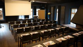 Der Hauptraum „Galaxy“ im Labor-Bereich eignet sich für Veranstaltungen mit bis zu 50 Personen. Das offene Raumkonzept und die moderne Ausstattung machen ihn besonders geeignet für kreative Meetings und größere Gruppen.