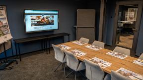 Die Räume „Ariana“ und „Amarillo“ bieten einzeln Platz für bis zu 8 Personen, zusammen Platz für bis zu 16 Personen und sind ideal für kleinere Meetings, Workshops oder Gruppenarbeiten in ruhiger Atmosphäre.