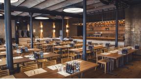 Der Brausaal ist unser größter Veranstaltungsraum und eignet sich für Events mit bis zu 160 Personen. Mit Bühne, moderner Licht- und Tontechnik sowie professioneller Ausstattung ist er ideal für große Tagungen und Präsentationen.